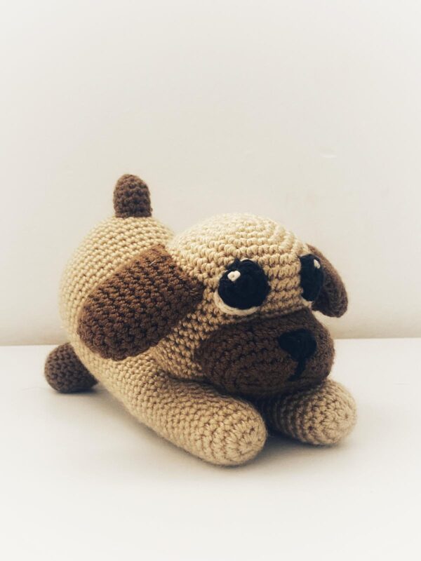 Simpático perrito a crochet en tonos marrones. - Imagen 2