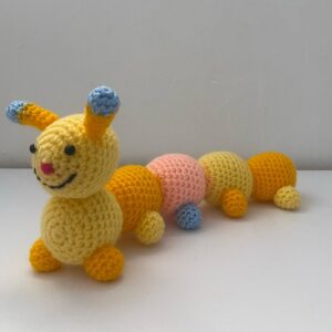 Simpático gusano de colores a crochet