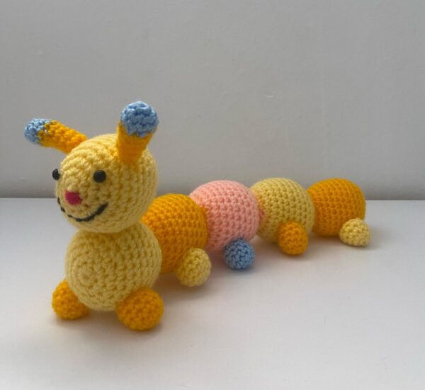 Simpático gusano de colores a crochet