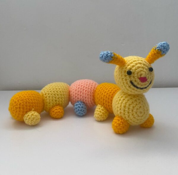 Simpático gusano de colores a crochet - Imagen 2