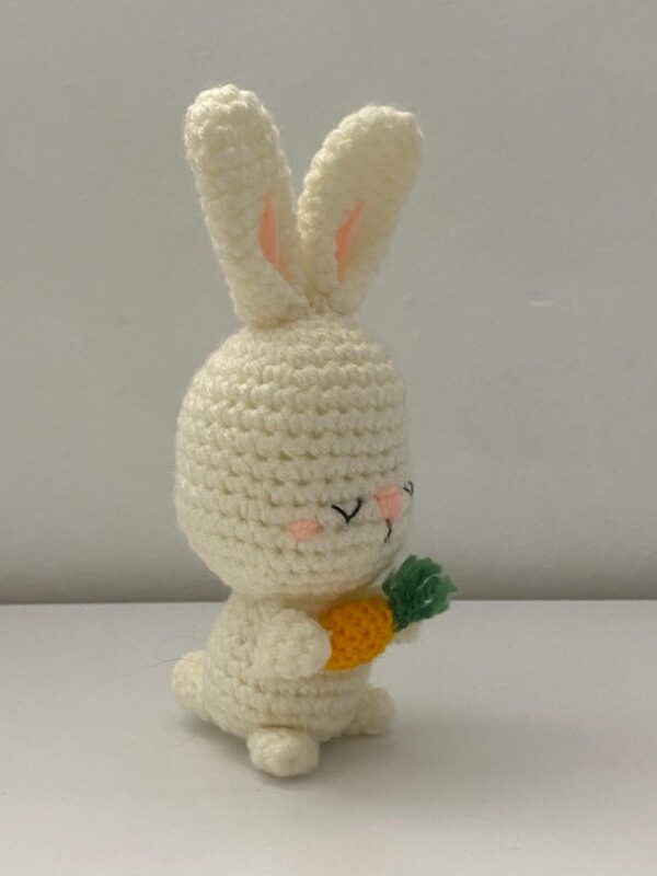 Conejito con detalle de zanahoria a crochet - Imagen 2