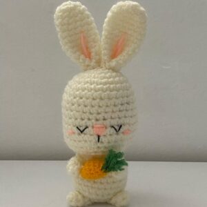 Conejito con detalle de zanahoria a crochet
