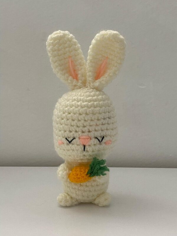 Conejito con detalle de zanahoria a crochet
