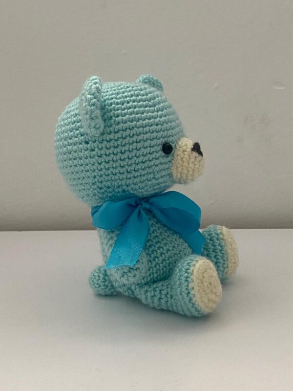 Osito a crochet con detalle de lazo - Imagen 2