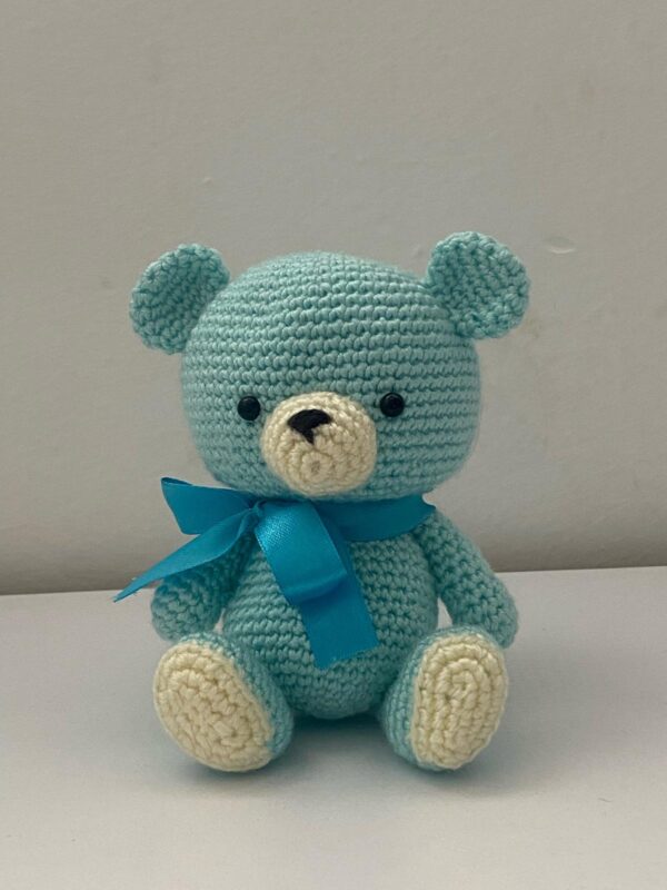 Osito a crochet con detalle de lazo