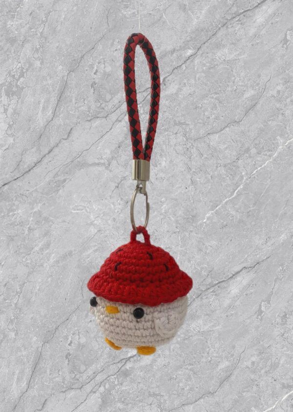 Llavero de pollito con gorrito de fresa a crochet. - Imagen 2