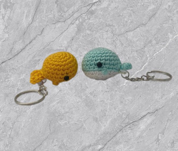 Llavero ballena en miniatura, a crochet - Imagen 2