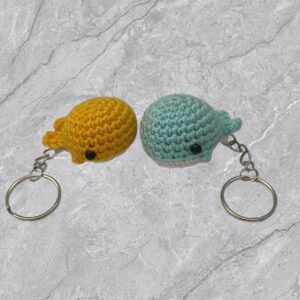 Llavero ballena en miniatura, a crochet