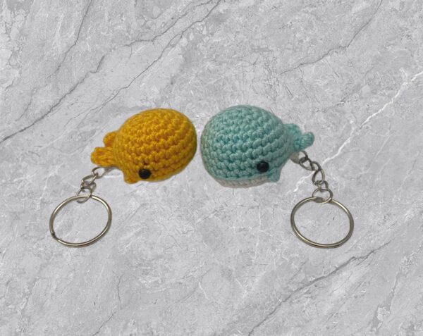 Llavero ballena en miniatura, a crochet