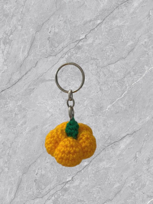 Llavero de calabaza en miniatura, a crochet - Imagen 2