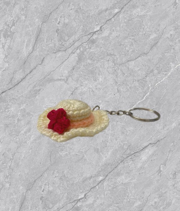 Llavero de sombrero en miniatura, con detalle de flor, a crochet - Imagen 2