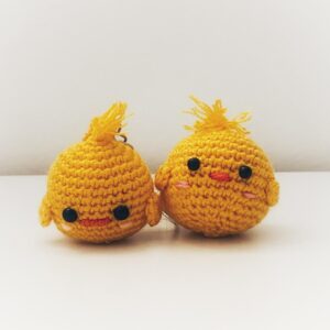 Llavero de simpático pollito, a crochet