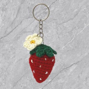 Llavero fresa y flor, a crochet