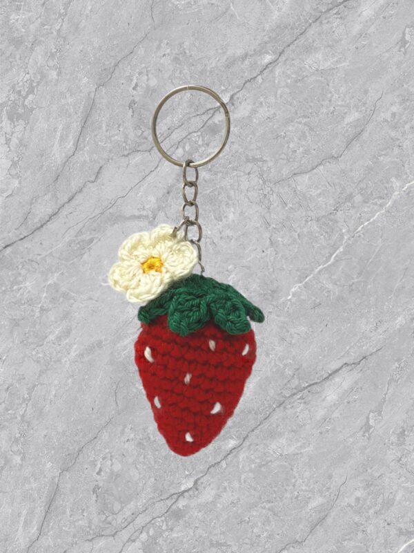 Llavero fresa y flor, a crochet