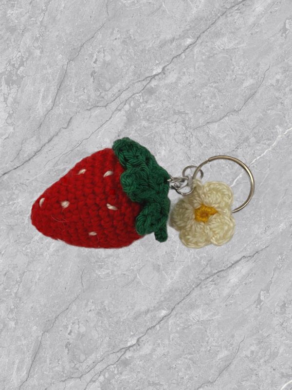 Llavero fresa y flor, a crochet - Imagen 2