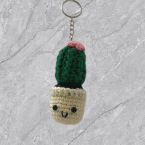 Llavero cactus con detalle de flor a crochet