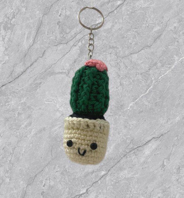 Llavero cactus con detalle de flor a crochet