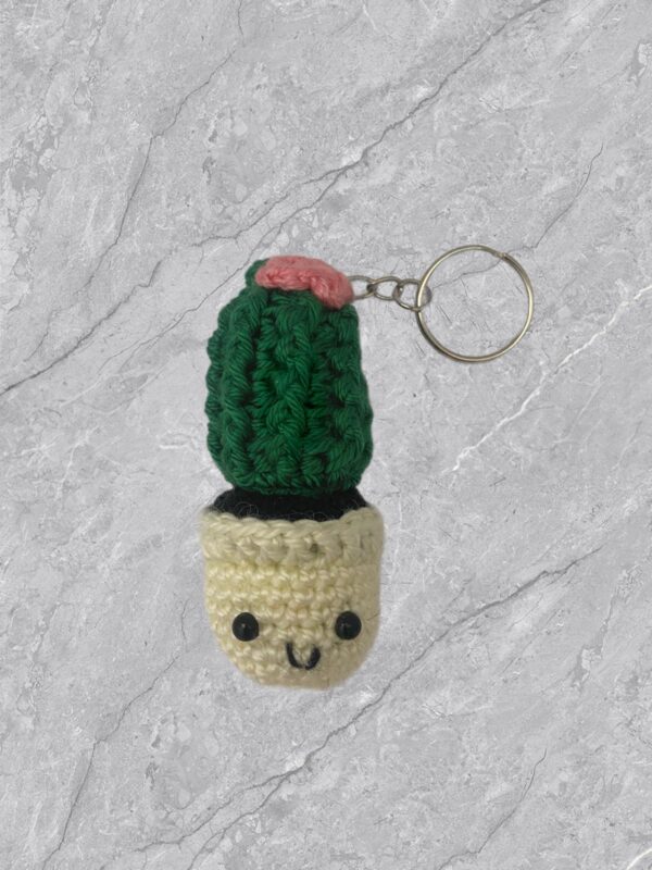 Llavero cactus con detalle de flor a crochet - Imagen 2